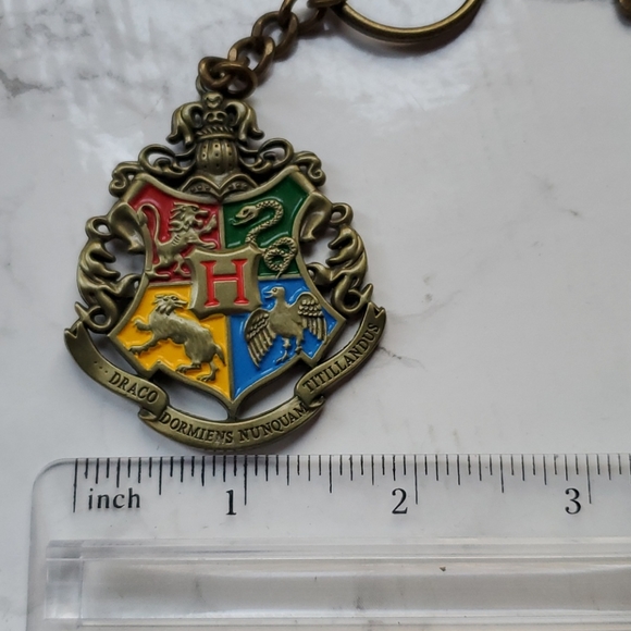 Harry potter hogwarts coat of arms crest Keychain - Picture 16 of 16